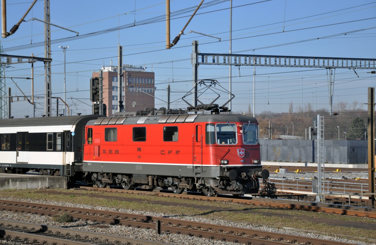 Re 4/4 II 11116 durchfährt den Bahnhof Muttenz. Die Aufnahme stammt vom 09.12.2013.