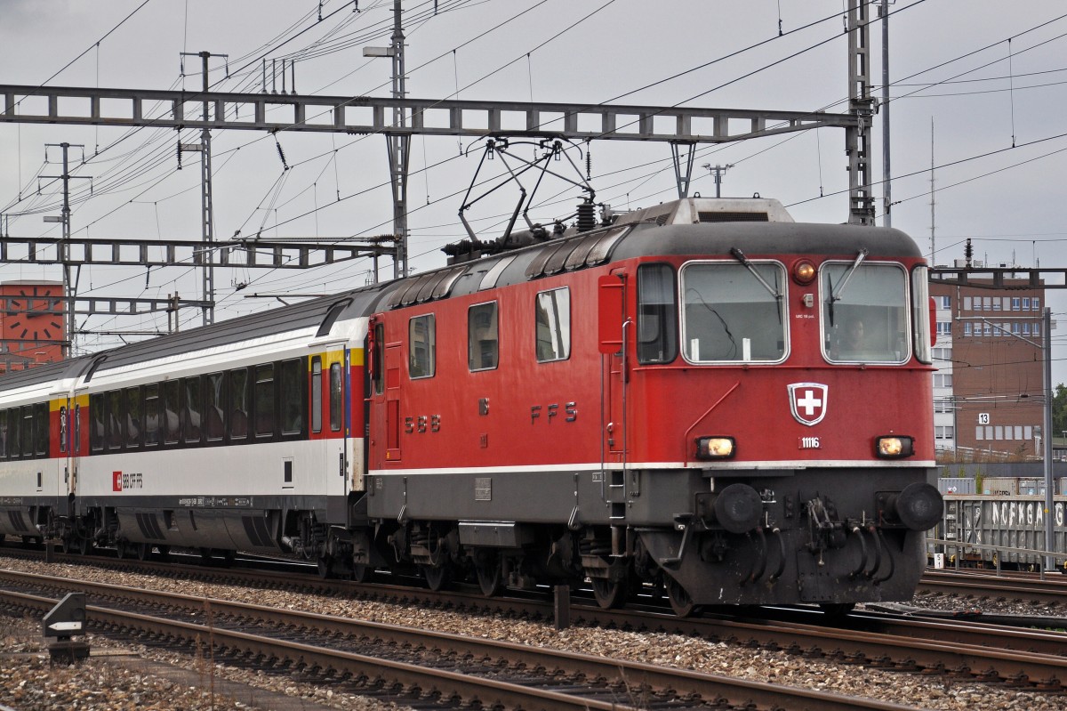 Re 4/4 II 11116 durchfährt den Bahnhof Muttenz. Die Aufnahme stammt vom 21.09.2014.