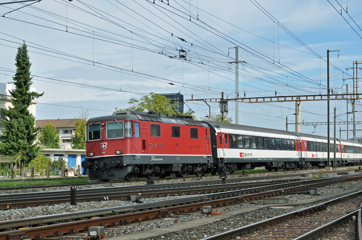 Re 4/4 II 11118 durchfährt den Bahnhof Pratteln. Die Aufnahme stammt vom 10.10.2017.
