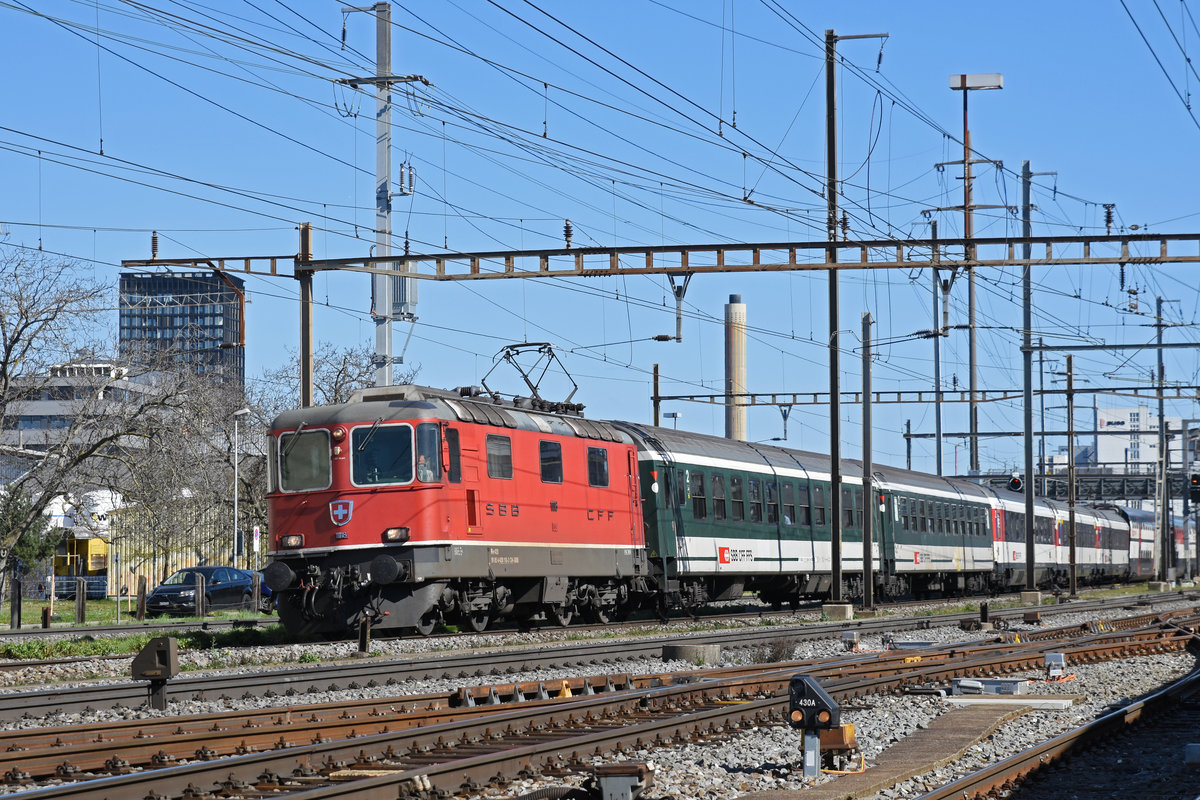 Re 4/4 II 11118 durchfährt den Bahnhof Pratteln. Die Aufnahme stammt vom 13.03.2020.