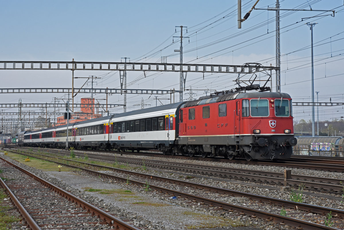 Re 4/4 II 11118 durchfährt den Bahnhof Muttenz. Die Aufnahme stammt vom 20.03.2020.