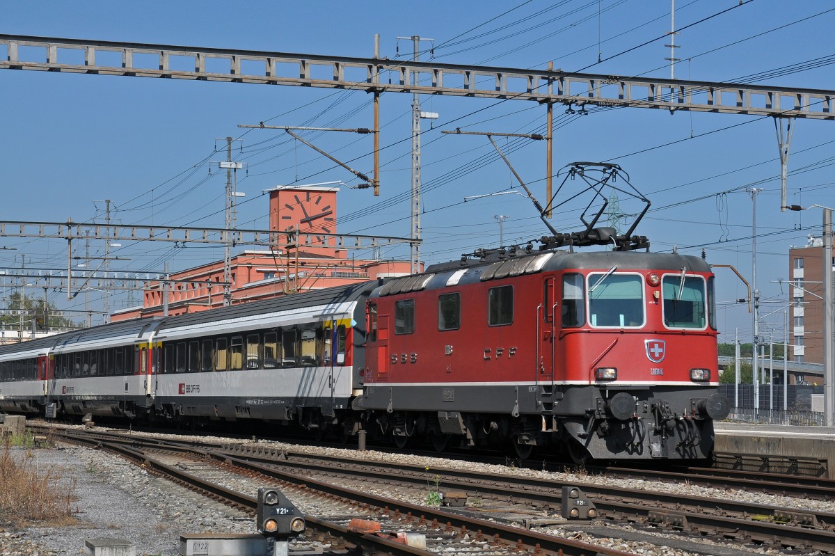 Re 4/4 II 11118 durchfährt den Bahnhof Muttenz. Die Aufnahme stammt vom 08.09.2014.