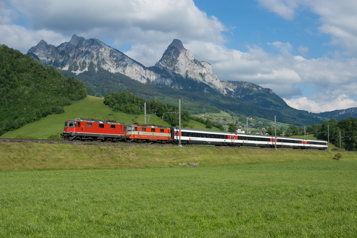Re 4/4 II 11118 und Re 4/4 II 11109 fahren am 24.05.2014 mit dem EC 158 von Schwyz Richtung Steinen.