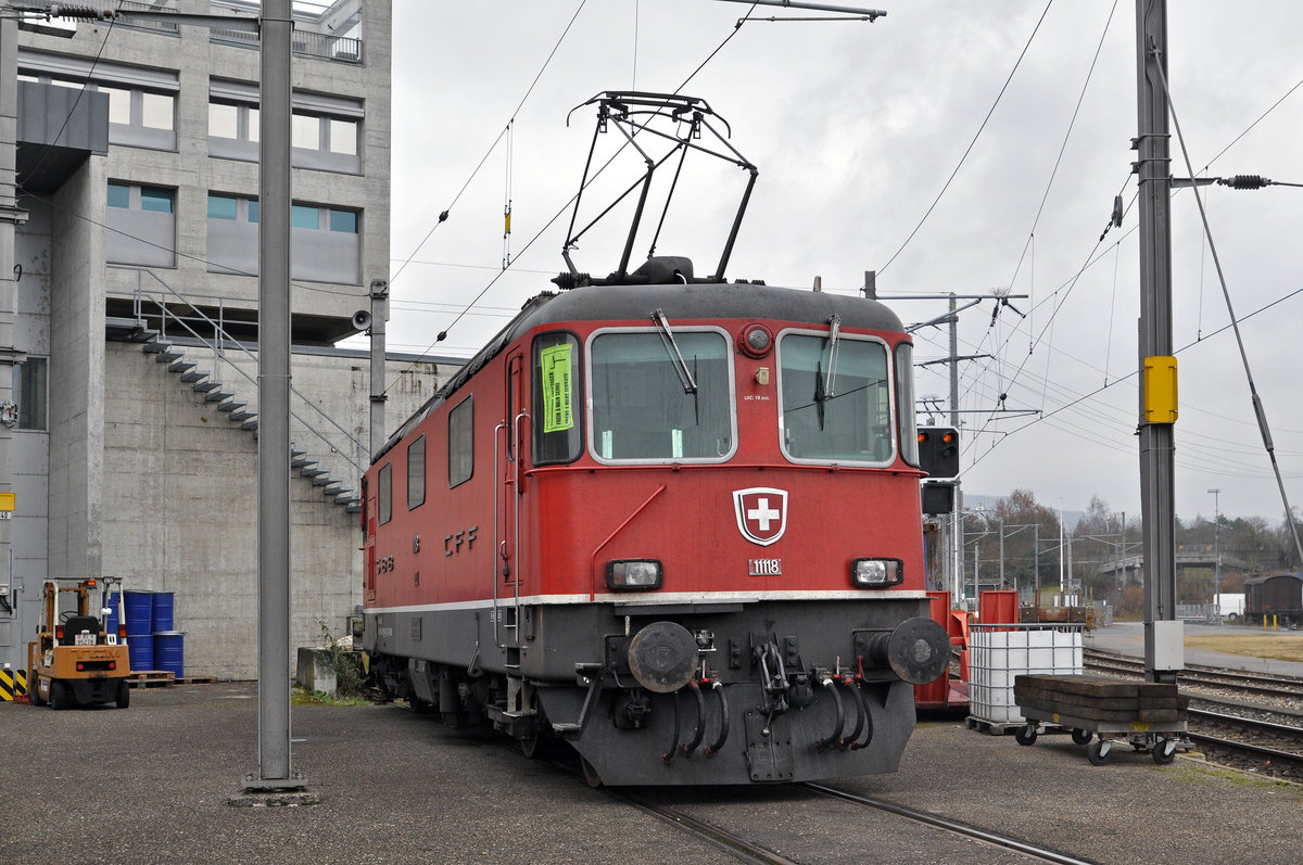Re 4/4 II 11118 steht beim Lok Depot hinter dem Bahnhof SBB. Die Aufnahme stammt vom 19.12.2016.