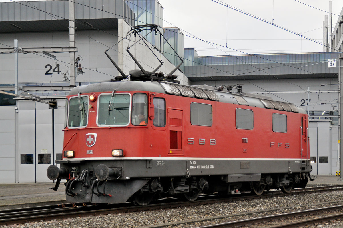 Re 4/4 II 11118 wird beim Lok Depot hinter dem Bahnhof SBB umrangiert. Die Aufnahme stammt vom 19.12.2016.
