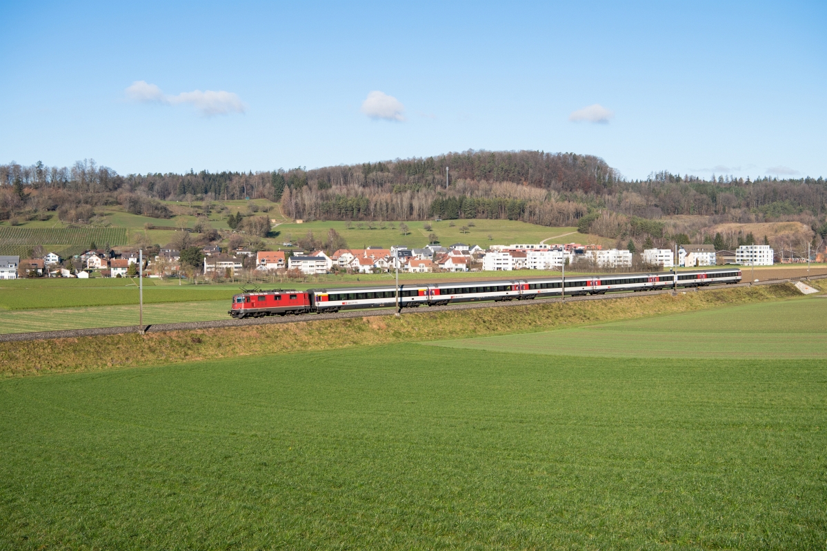Re 4/4 II 11121 am 05.01.2020 mit einem IC nach Zürich HB bei Rafz.