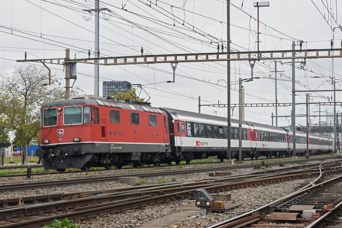 Re 4/4 II 11121 durchfährt den Bahnhof Pratteln. Die Aufnahme stammt vom 24.10.2018.