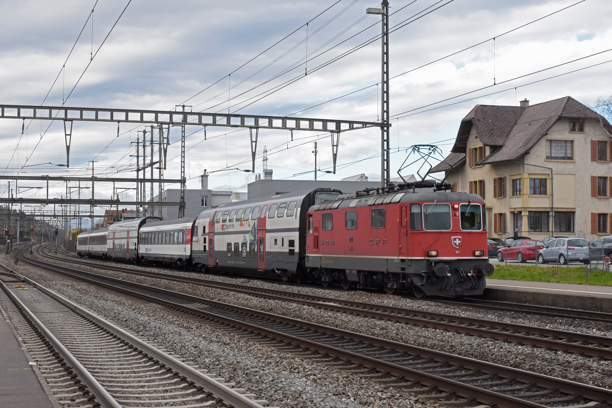 Re 4/4 II 11121 durchfährt den Bahnhof Rupperswil. Die Aufnahme stammt vom 13.03.2020.