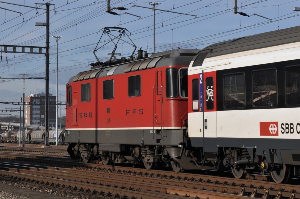 Re 4/4 II 11121 durchfährt den Bahnhof Muttenz. Die Aufnahme stammt vom 08.01.2014.