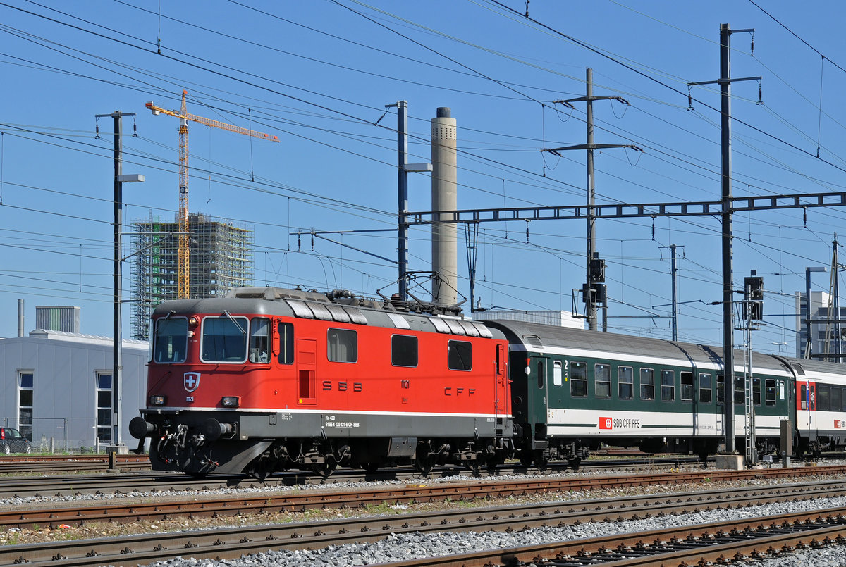 Re 4/4 II 11121 durchfährt den Bahnhof Pratteln. Die Aufnahme stammt vom 08.09.2016.