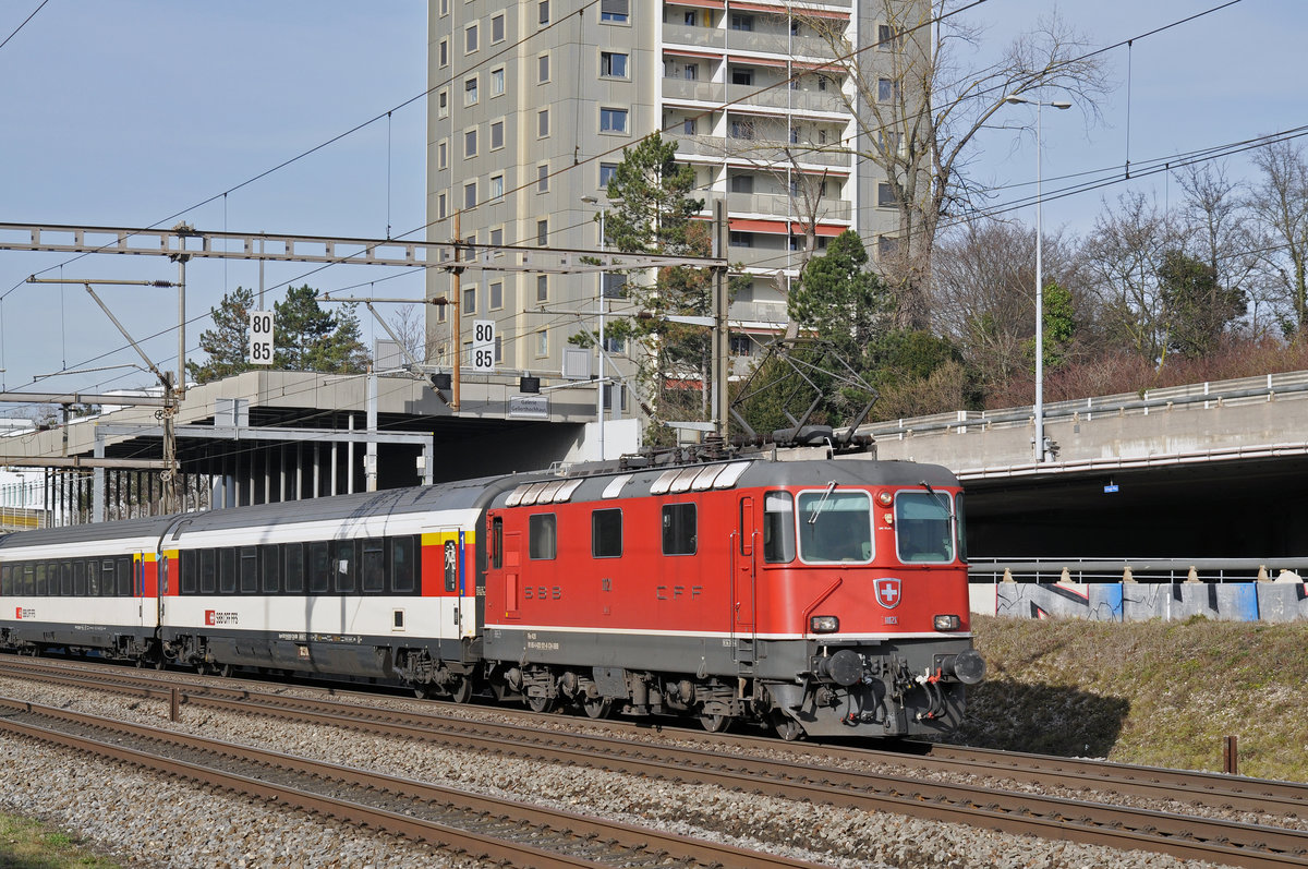 Re 4/4 II 11121 fährt Richtung Bahnhof Muttenz. Die Aufnahme stammt vom 25.01.2018.