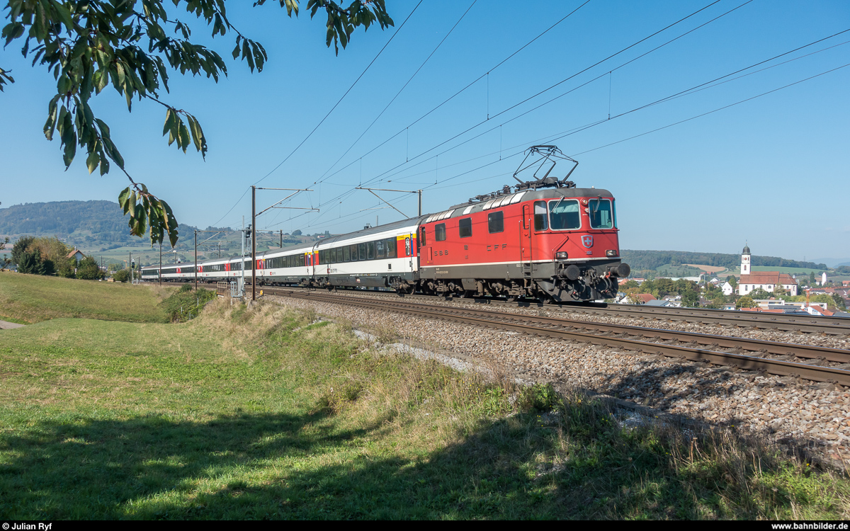 Re 4/4 II 11121 mit IR Basel - Zürich am 28. September 2018 bei Frick.