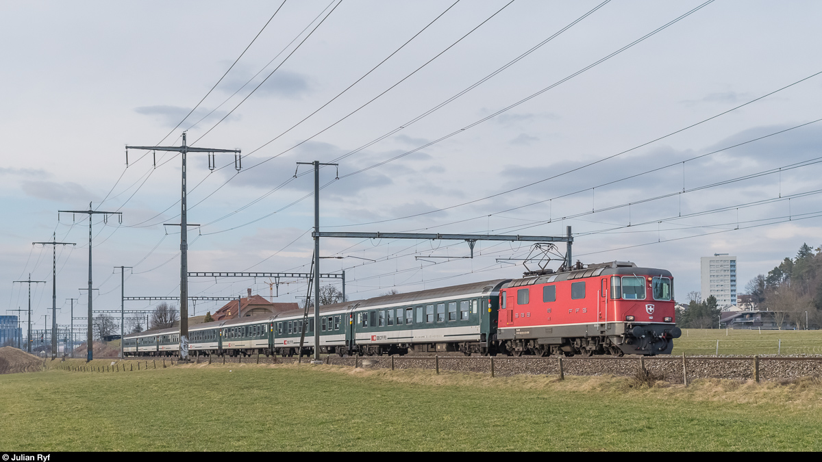 Re 4/4 II 11121 mit Fussball-Extrazug Basel - Thun am 11. Februar 2017 bei Ostermundigen.
