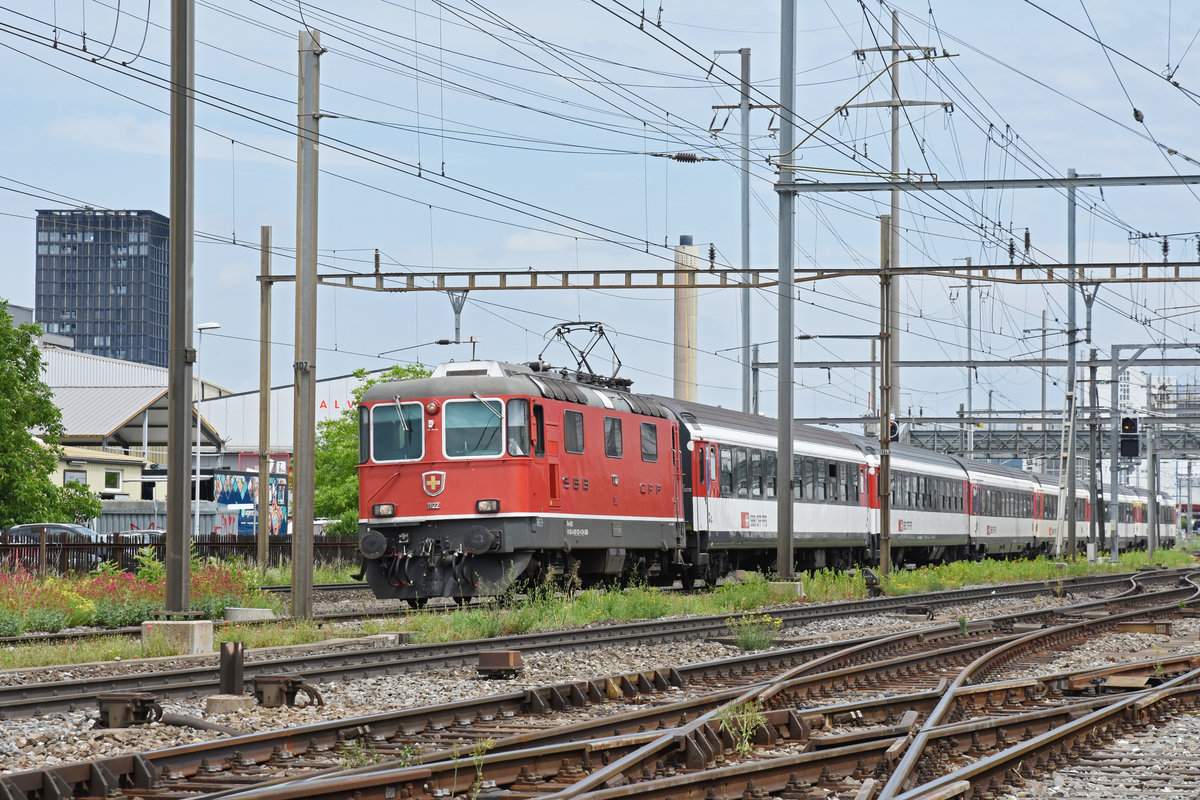 Re 4/4 II 11122 durchfährt den Bahnhof Pratteln. Die Aufnahme stammt vom 31.05.2018.