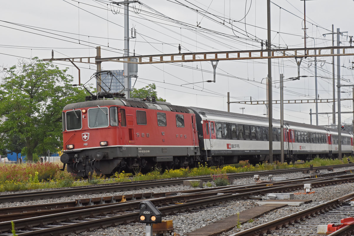 Re 4/4 II 11122 durchfährt den Bahnhof Pratteln. Die Aufnahme stammt vom 09.06.2020.