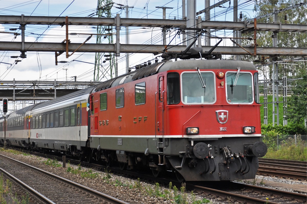 Re 4/4 II 11122 durchfährt den Bahnhof Muttenz. Die Aufnahme stammt vom 18.08.2014.