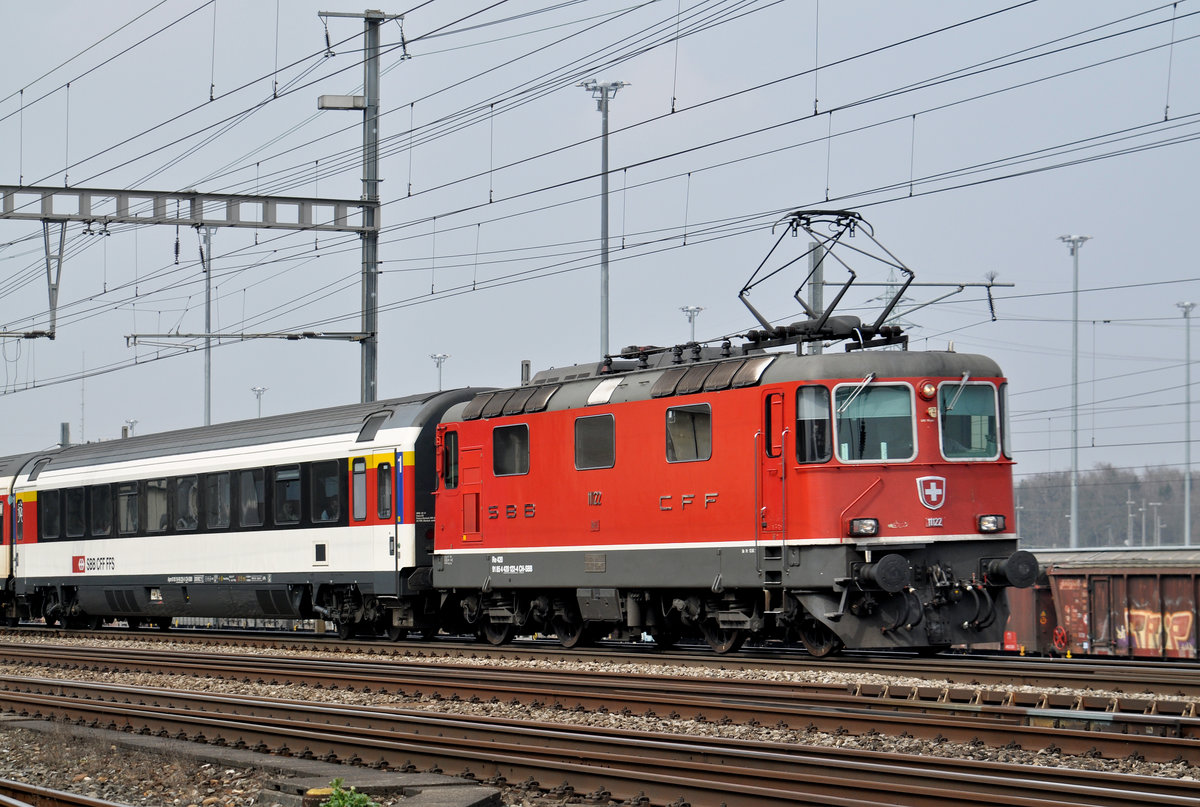 Re 4/4 II 11122 durchfährt den Bahnhof Muttenz. Die Aufnahme stammt vom 21.03.2016.