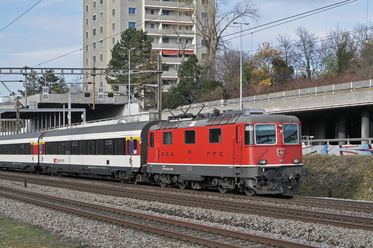 Re 4/4 II 11122 fährt Richtung Bahnhof Muttenz. Die Aufnahme stammt vom 21.11.2017.