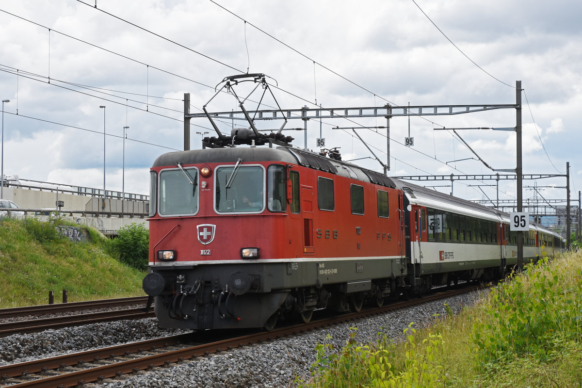 Re 4/4 II 11122 fährt Richtung Bahnhof SBB. Die Aufnahme stammt vom 19.06.2020.