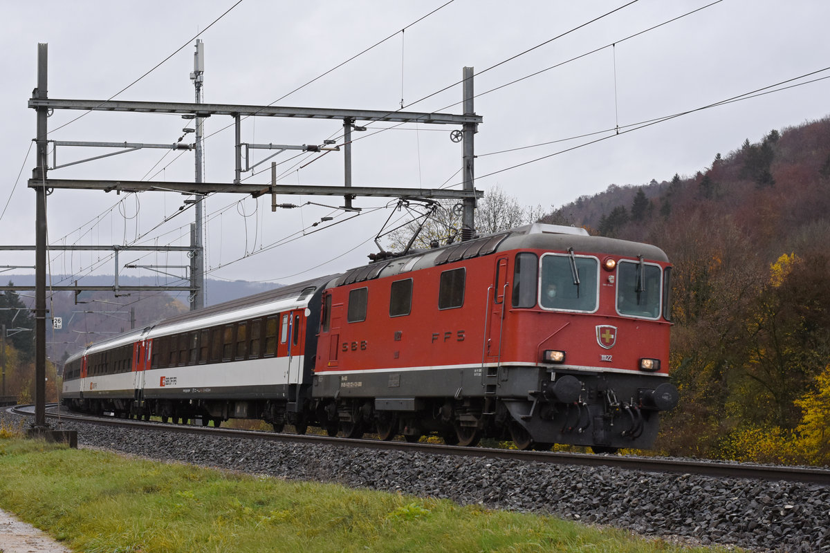 Re 4/4 II 11122 fährt Richtung Gelterkinden. Die Aufnahme stammt vom 04.11.2020.