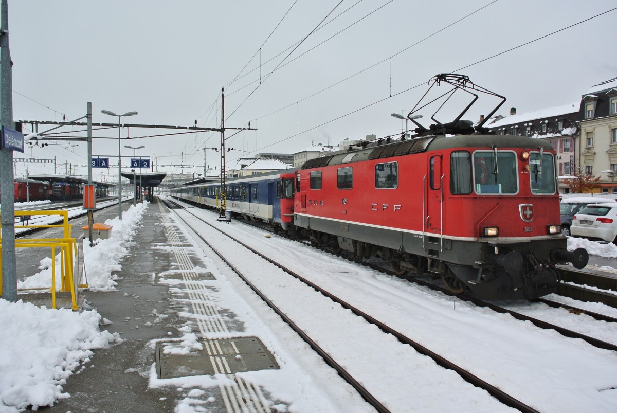 Re 4/4 II 11122 mit einem Militrextrazug Bure-Basel SBB in Delmont, 22.11.2013.