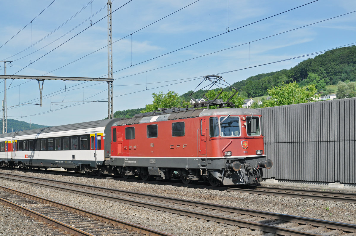 Re 4/4 II 11124 durchfährt den Bahnhof Gelterkinden. Die Aufnahme stammt vom 05.07.2017.