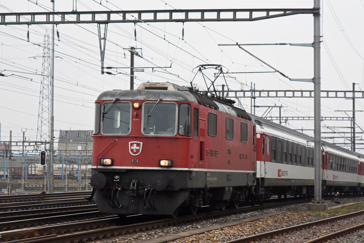 Re 4/4 II 11124 durchfährt den Bahnhof Muttenz. Die Aufnahme stammt vom 29.12.2018.