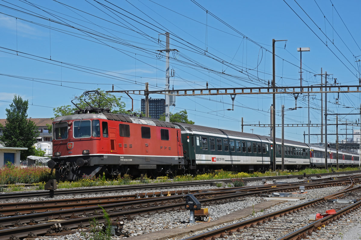 Re 4/4 II 11124 durchfährt den Bahnhof Pratteln. Die Aufnahme stammt vom 12.06.2020.