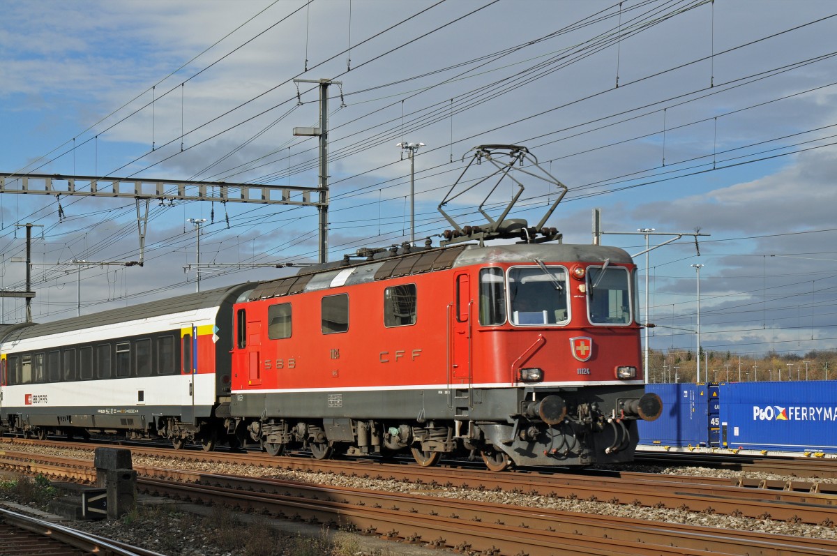 Re 4/4 II 11124 durchfährt den Bahnhof Muttenz. Die Aufnahme stammt vom 19.11.2015.