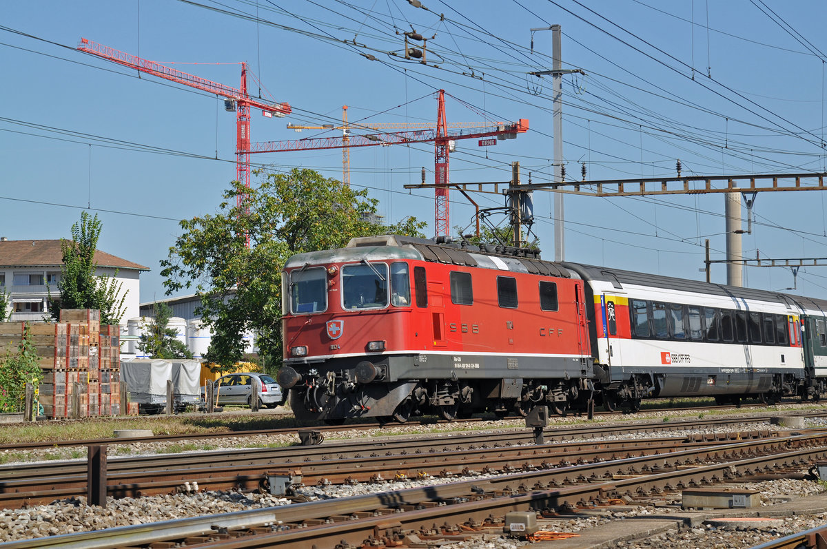 Re 4/4 II 11124 durchfährt den Bahnhof Pratteln. Die Aufnahme stammt vom 08.09.2016.