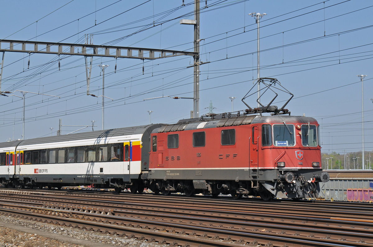 Re 4/4 II 11125 durchfährt den Bahnhof Muttenz. Die Aufnahme stammt vom 08.04.2017.
