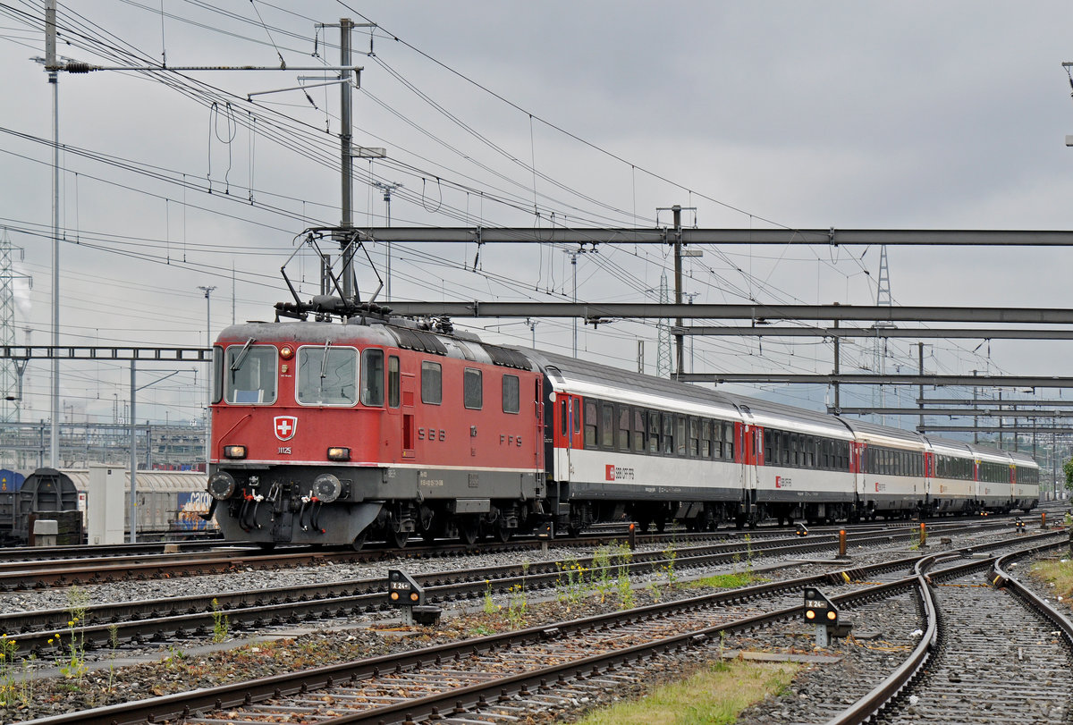 Re 4/4 II 11125 durchfährt den Bahnhof Pratteln. Die Aufnahme stammt vom 26.04.2017.