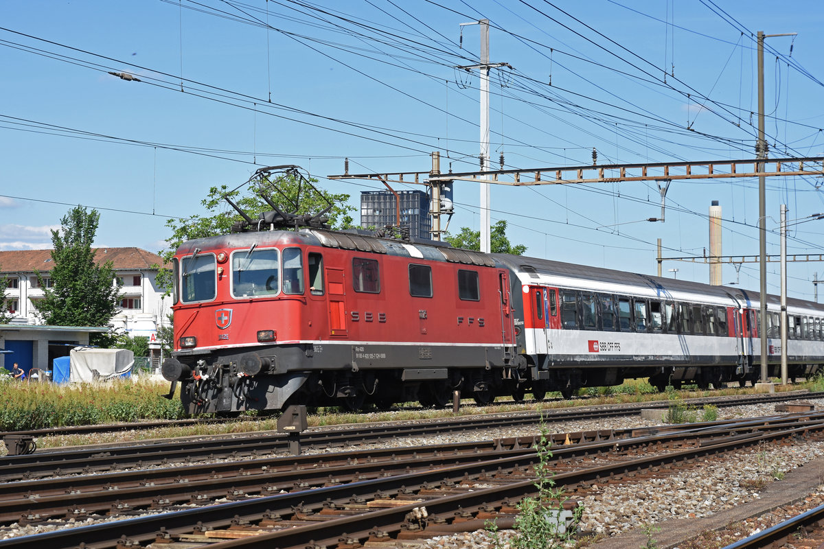 Re 4/4 II 11125 durchfährt den Bahnhof Pratteln. Die Aufnahme stammt vom 18.06.2018.