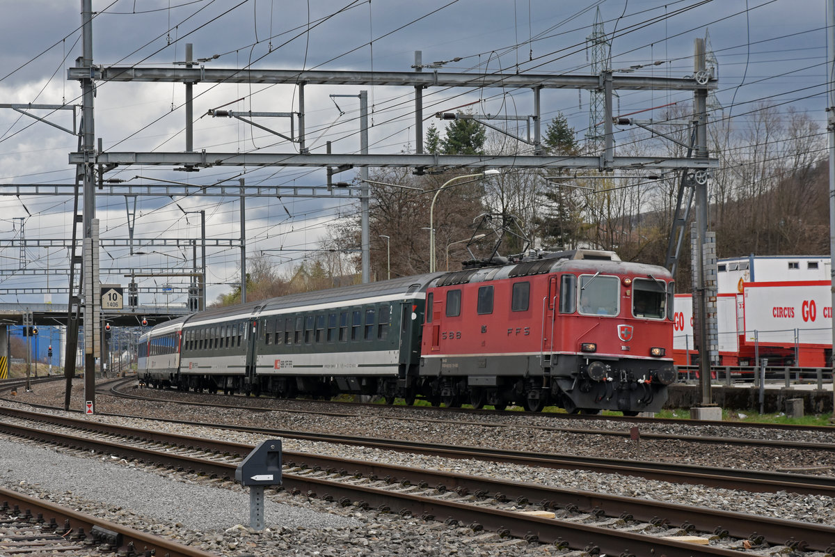 Re 4/4 II 11125 durchfährt den Bahnhof Lausen. Die Aufnahme stammt vom 18.03.2019.