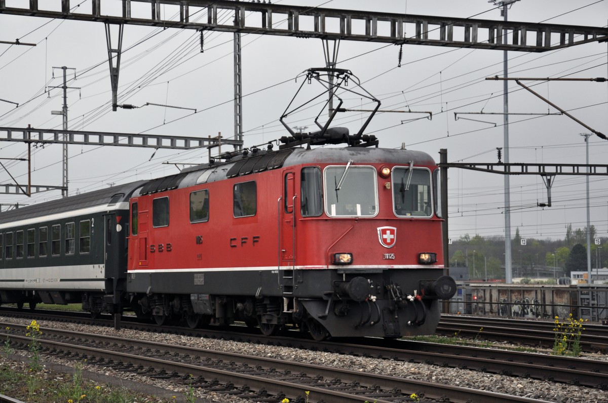 Re 4/4 II 11125 durchfährt den Bahnhof Muttenz. Die Aufnahme stammt vom 05.04.2014.