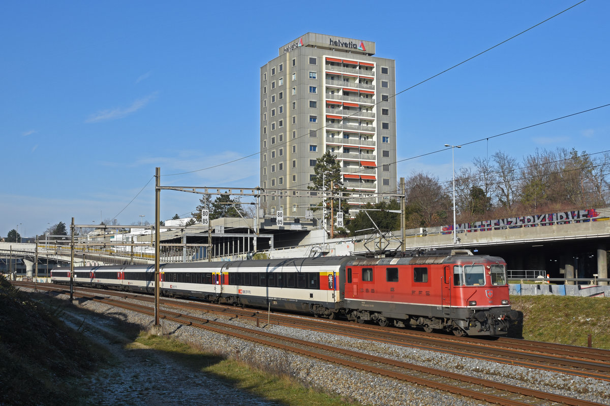 Re 4/4 II 11125 fährt Richtung Bahnhof Muttenz. Die Aufnahme stammt vom 02.01.2020.