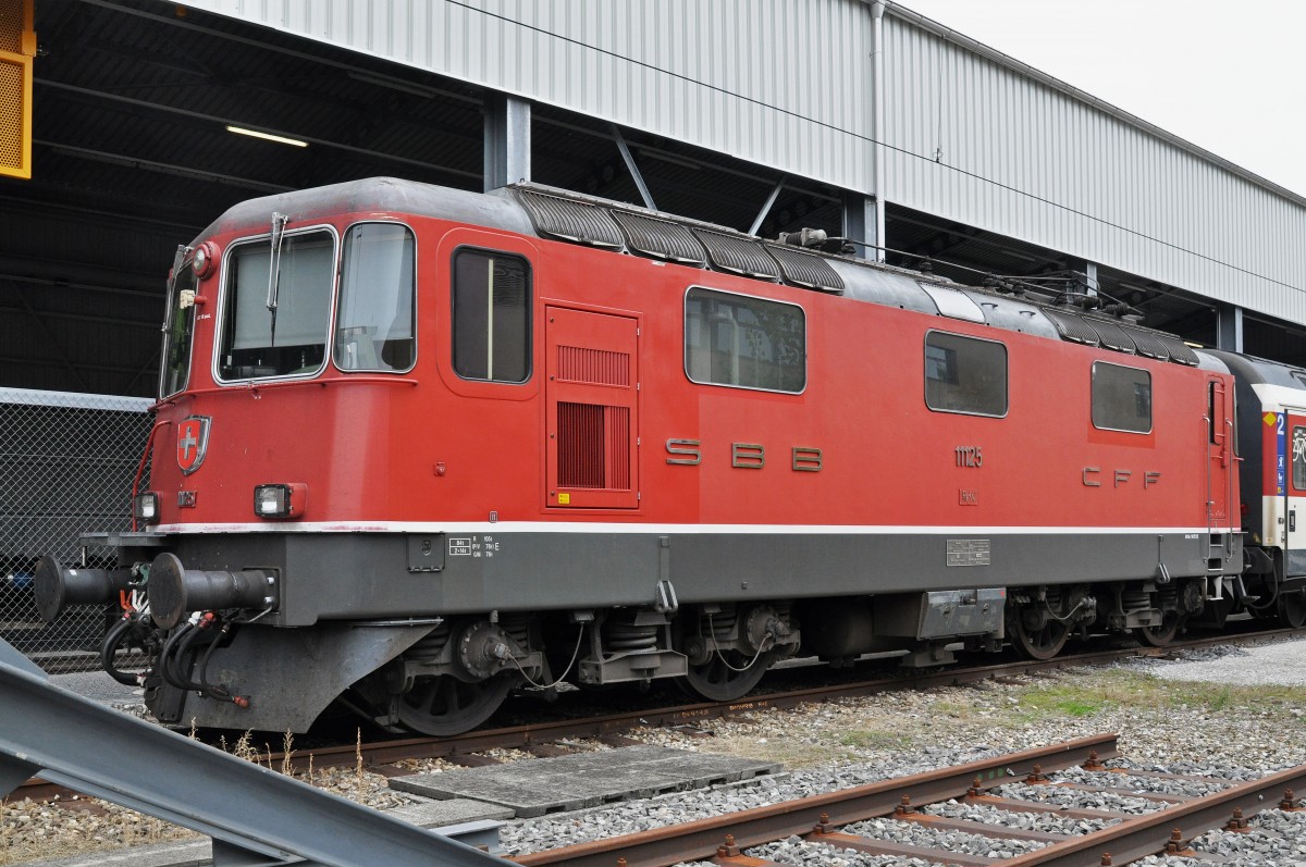 Re 4/4 II 11125 steht auf einem Abstellgleis in der Nähe des Depots Dreispitz. Die Aufnahme stammt vom 22.10.2015.