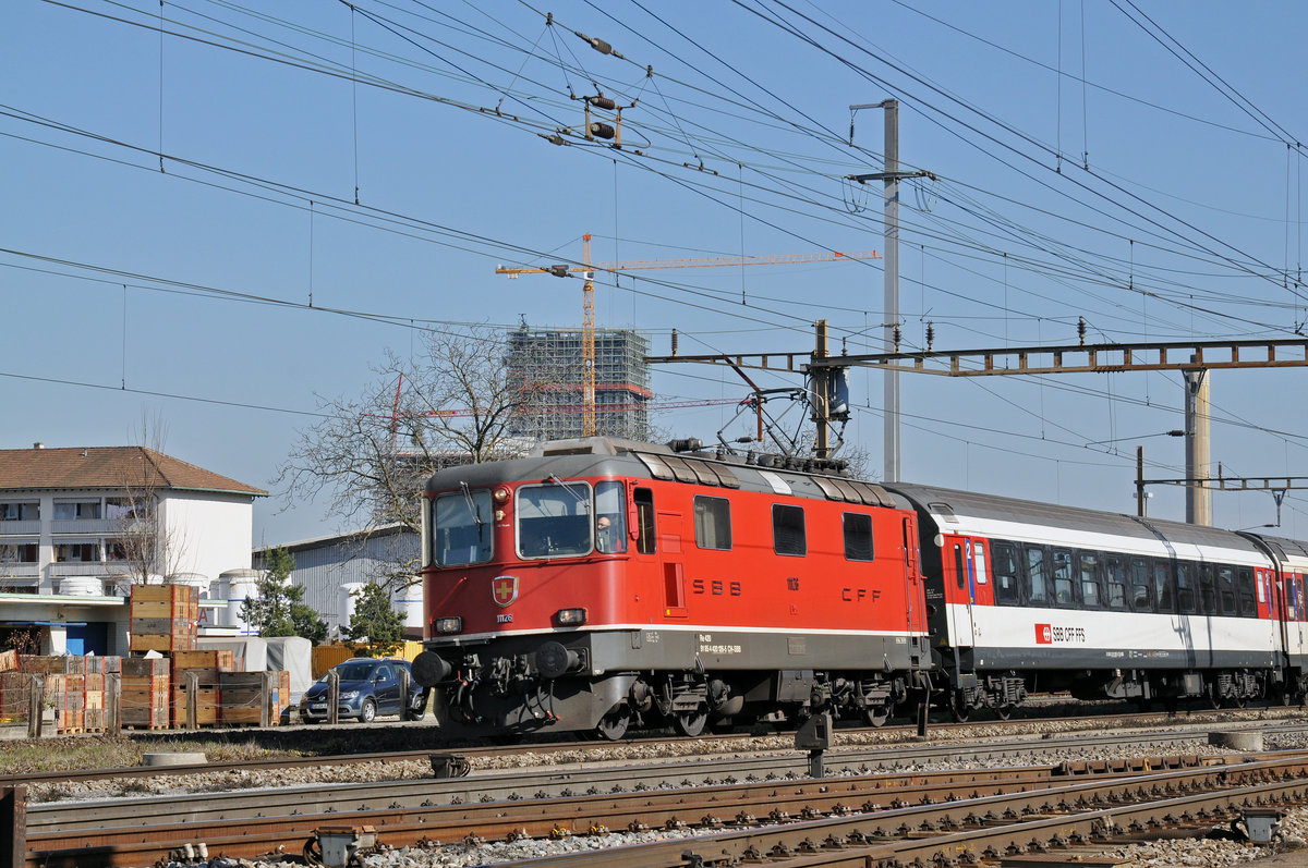 Re 4/4 II 11126 durchfährt den Bahnhof Pratteln. Die Aufnahme stammt vom 27.02.2017.