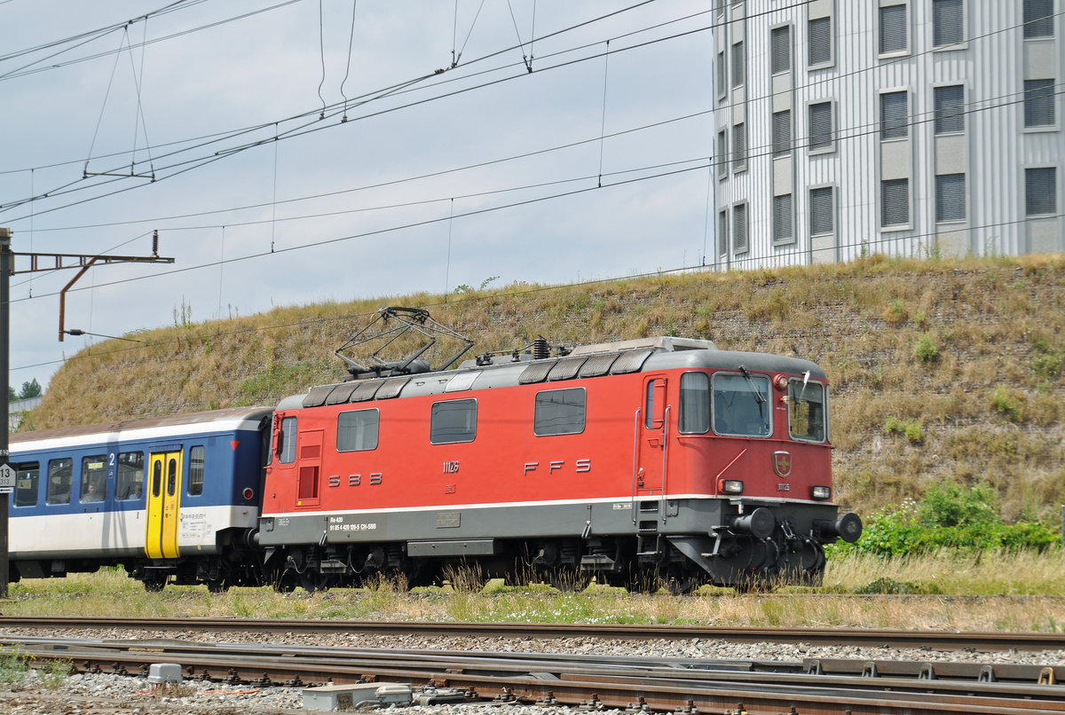 Re 4/4 II 11126 durchfährt den Bahnhof Pratteln. Die Aufnahme stammt vom 24.06.2017.