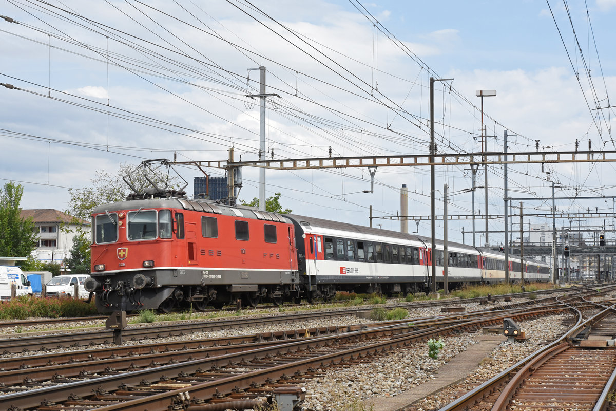 Re 4/4 II 11126 durchfährt den Bahnhof Pratteln. Die Aufnahme stammt vom 29.08.2018.