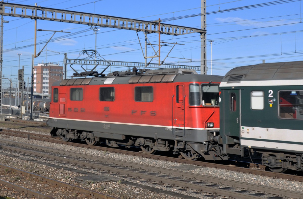 Re 4/4 II 11126 durchfährt den Bahnhof Muttenz. Die Aufnahme stammt vom 16.12.2013.