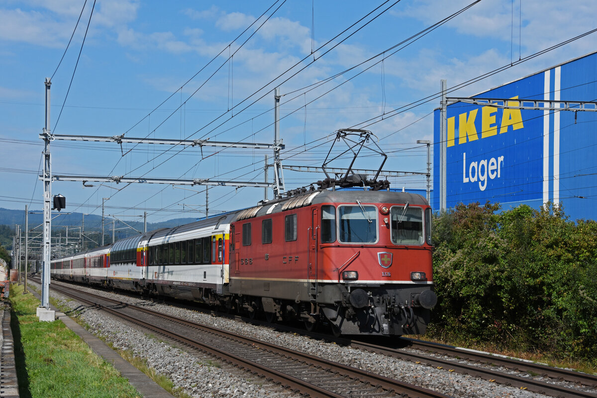 Re 4/4 II 11126 fährt Richtung Bahnhof Itingen. Die Aufnahme stammt vom 03.09.2021.