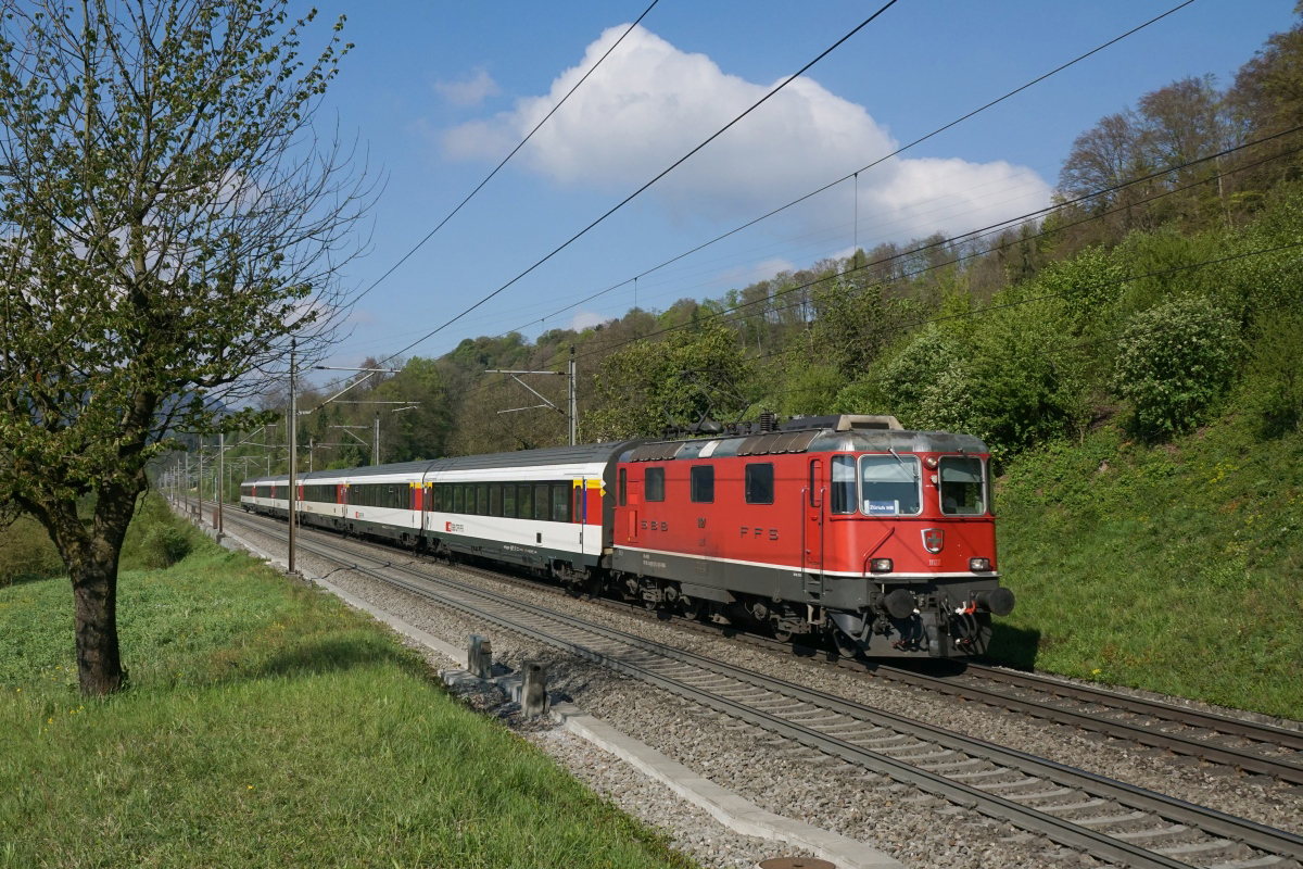 Re 4/4 II 11127 befindet sich am 20.04.2017 bei Umiken.