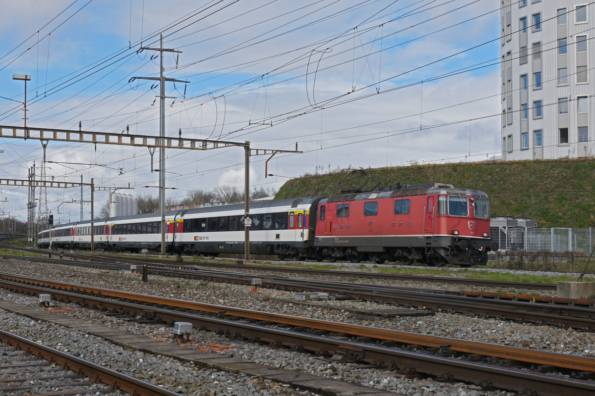 Re 4/4 II 11127 durchfährt den Bahnhof Pratteln. Die Aufnahme stammt vom 09.03.2020.