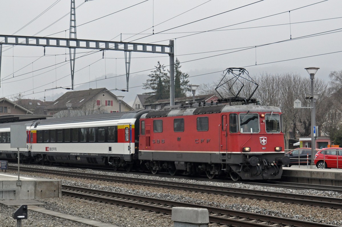 Re 4/4 II 11127 durchfährt den Bahnhof Sissach. Die Aufnahme stammt vom 17.02.2015.