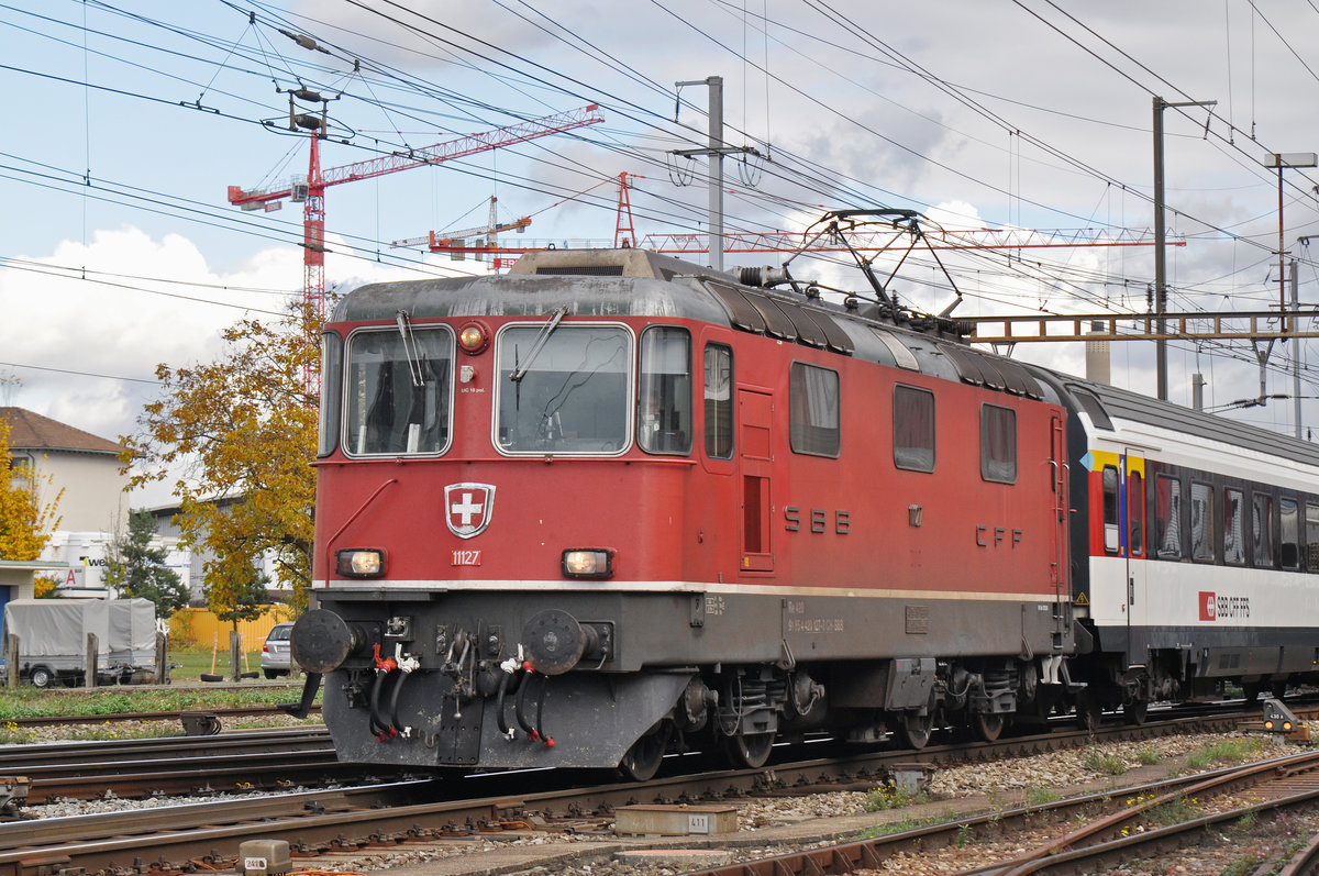 Re 4/4 II 11127 durchfährt den Bahnhof Pratteln. Die Aufnahme stammt vom 20.10.2016.