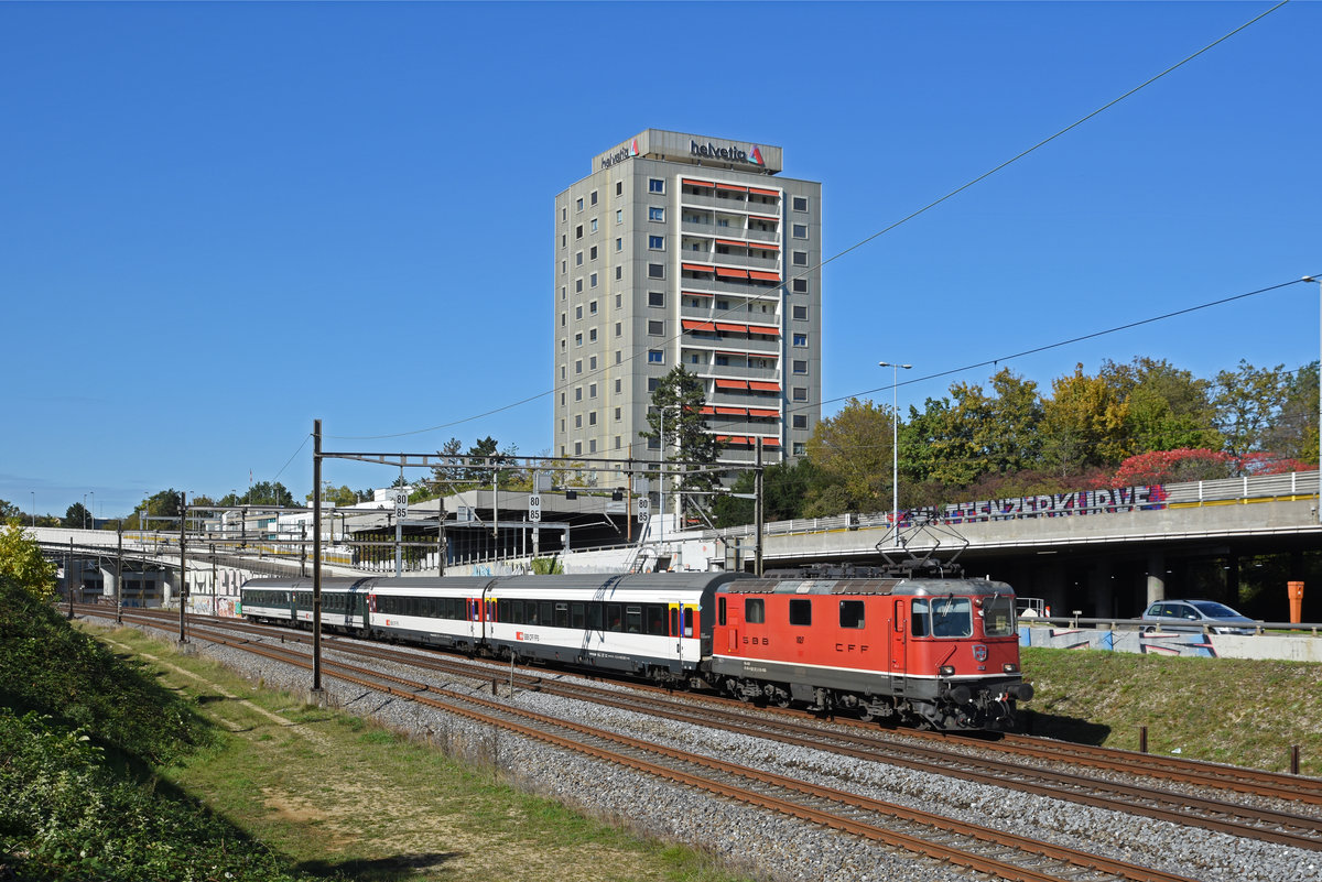 Re 4/4 II 11127 fährt Richtung Bahnhof Muttenz. Die Aufnahme stammt vom 16.10.2019.