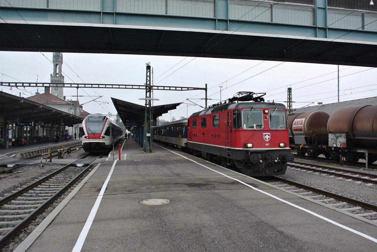Re 4/4 II 11127 mit dem Dispo Zrich als Ersatz IR 2128 in Konstanz DB, 19.01.2015.