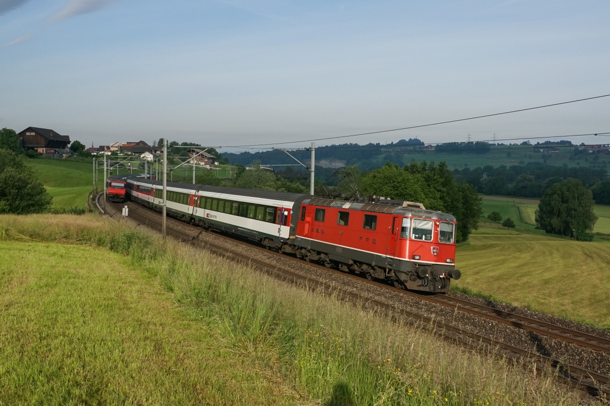 Re 4/4 II 11127 zieht am 31.05.2015 einen Gottahrd-IR von Luzern Richtung Arth-Goldau. Die Lok konnte mit etwas Glück (der Gegenzug war nur kurz vorher an mir vorbeigerauscht), in Rotkreuz abgelichtet werden.