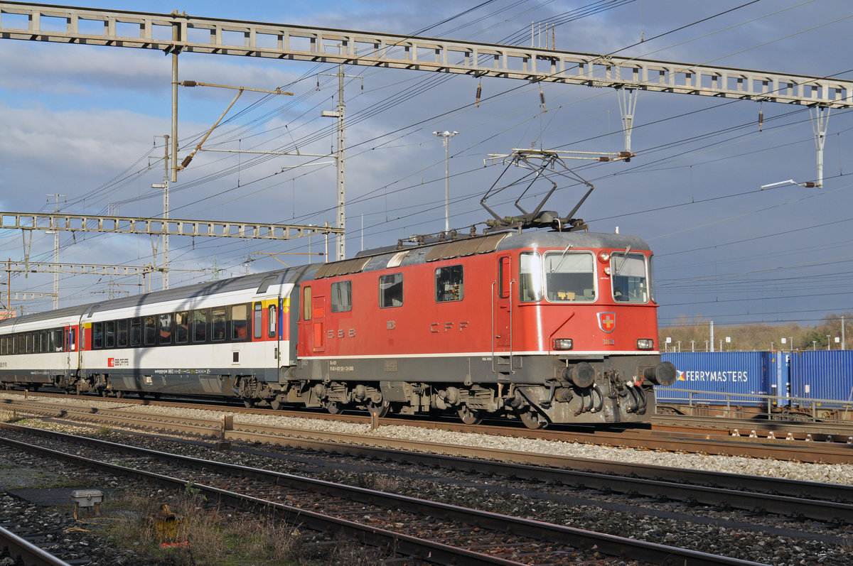 Re 4/4 II 11128 durchfährt den Bahnhof Muttenz. Die Aufnahme stammt vom 02.01.2018.